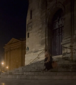 Nicole Wating on the steps just as Gill did in A Midnight in Paris